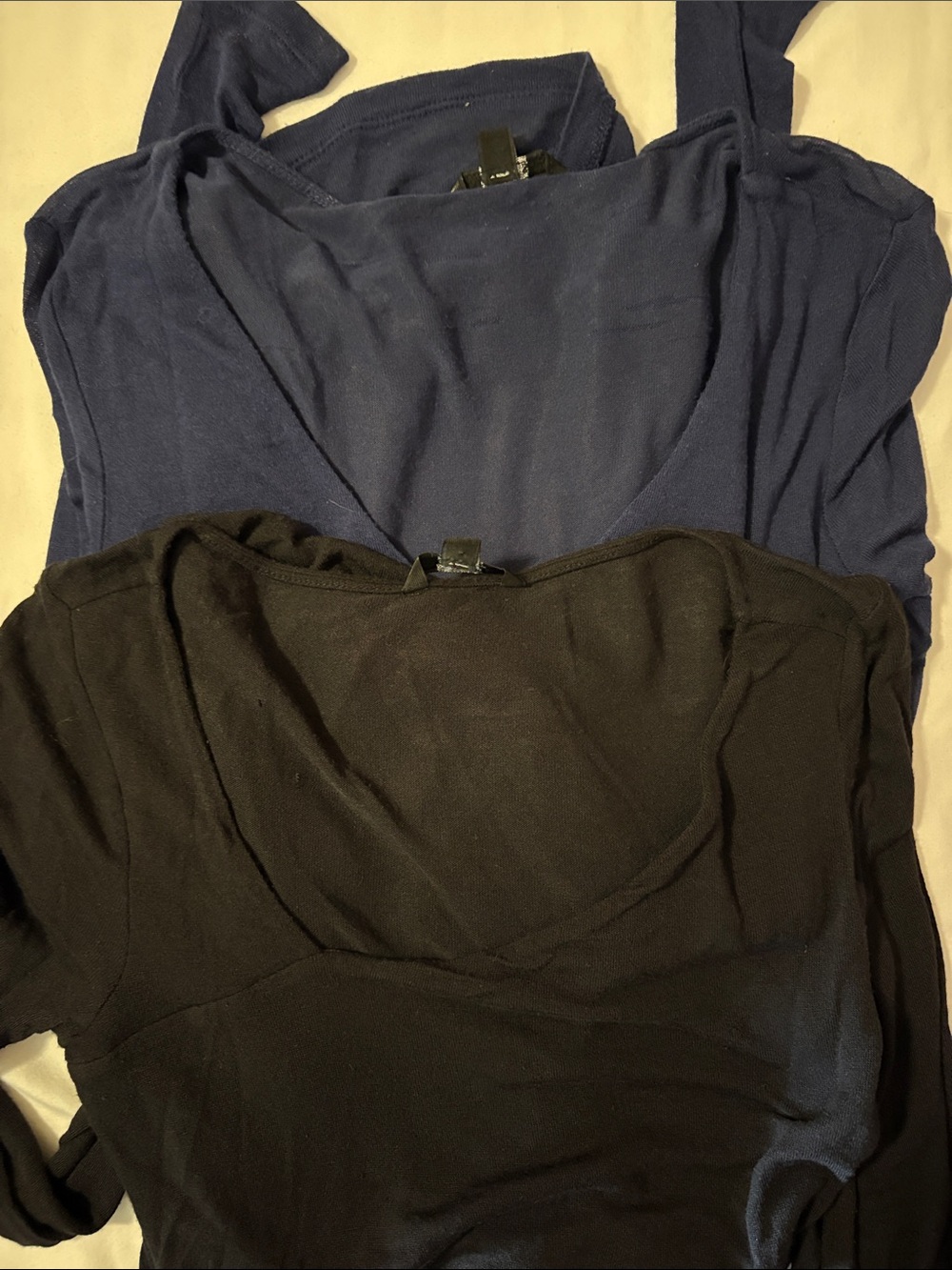 GUESS Women’s Size XS Sheer Side Ruched V-Neck Long Sleeve Knit Top Black & Blue